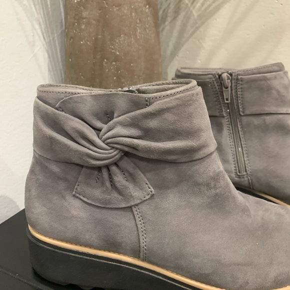 Clarks Gray Ankle Boots with Bow Detail - Picture 2 of 7